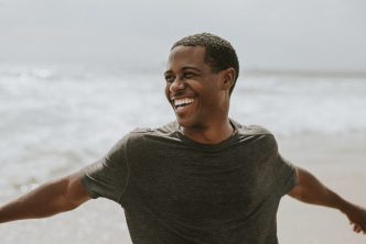 Man, pain-free by using natural remedies