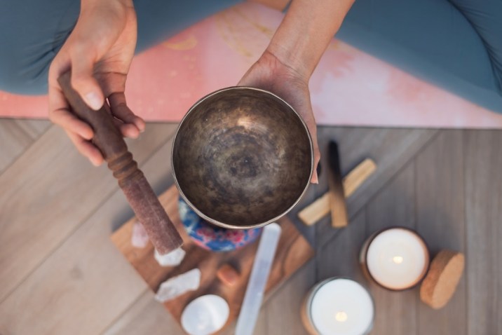 Using singing bowl for cleansing and grounding